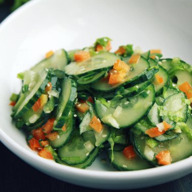 Çin salatalık salatası beyaz plaka üzerinde kapat