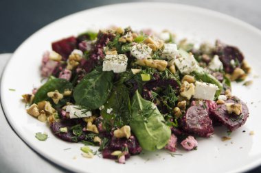 Süzme peynir ve bebek ıspanak. Vejetaryen salata.