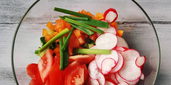 Skleněná mísa s pokrájenou zeleninu na salát Veganská — Stock fotografie