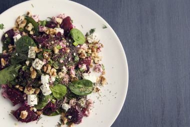 Süzme peynir ve ceviz pancar salatası.