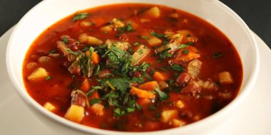 Kuru fasulye, patates ve havuç ile domates çorbası.