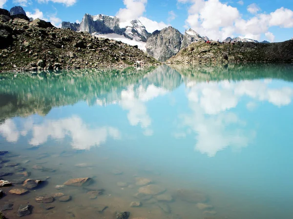 Ярко-голубое альпийское озеро Узунколь — стоковое фото