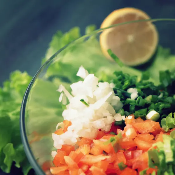 Glazen kom met gesneden groenten voor een salade. — Stockfoto