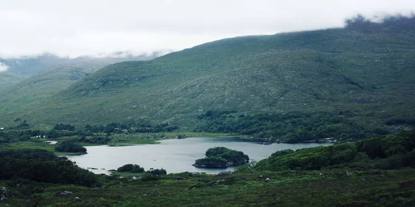 Jezioro i zielone wzgórza. Krajobraz góry Kerry. — Zdjęcie stockowe