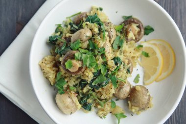 Sarı pirinç mantar ve ıspanak. Vegan yemek