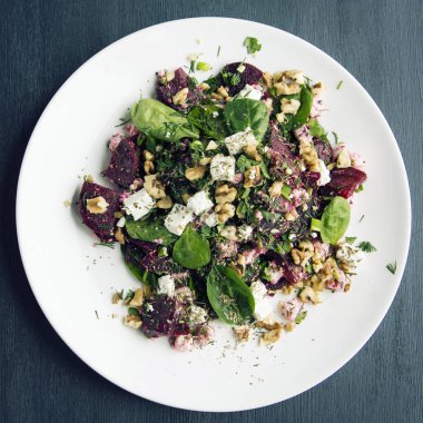 Süzme peynir ve bebek ıspanak. Vejetaryen salata.