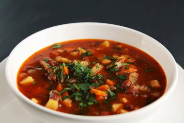 Kuru fasulye, patates ve havuç ile domates çorbası.