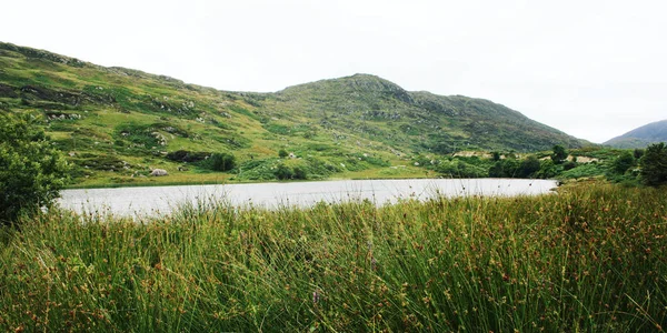 Lacul şi dealurile verzi. Peisajul Munților Kerry . — Fotografie, imagine de stoc