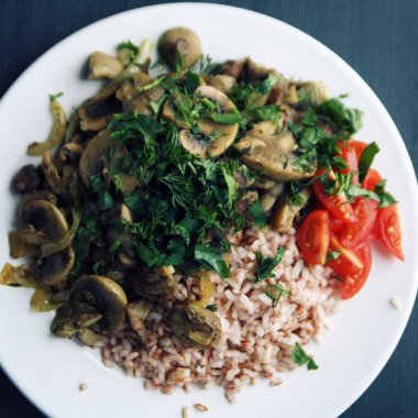 Kırmızı pirinç mantar ve domates. Vegan yemek.