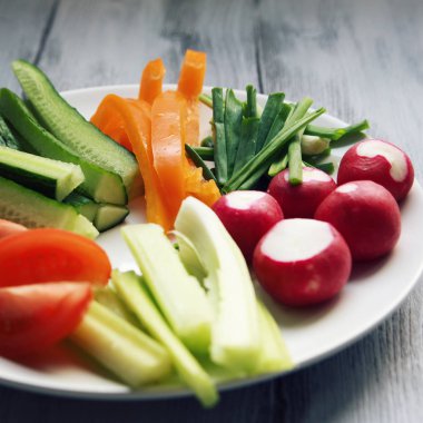 Beyaz tabak sebze vejetaryen salatası ile