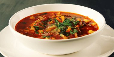 Kuru fasulye, patates ve havuç ile domates çorbası.