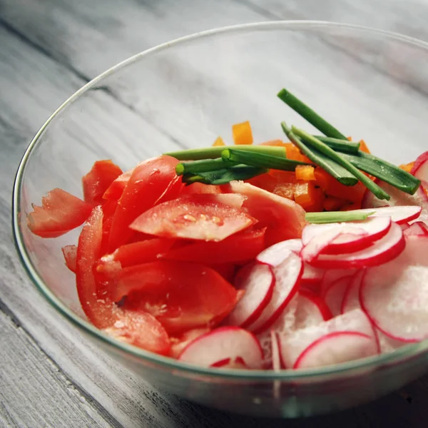 Glazen kom met groenten voor een vegetarische salade — Stockfoto