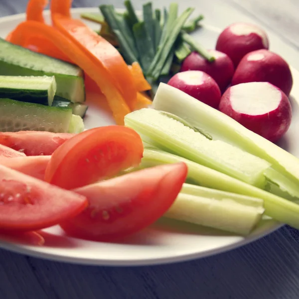 Witte plaat met groenten voor een vegetarische salade — Stockfoto