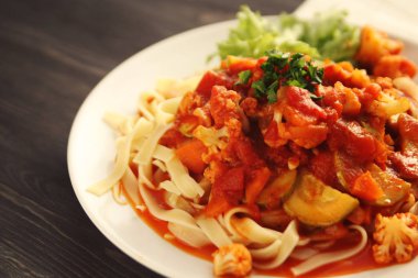 Tagliolini sebzeli makarna. Yakın çekim. Vegan.