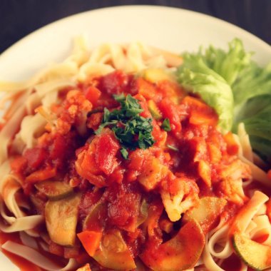 Karnabahar, kabak ve domates yahnisi. Makarna. 