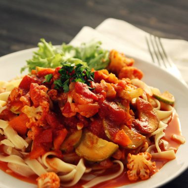 Şerit Arrabiata soslu makarna. Vejetaryen yemek