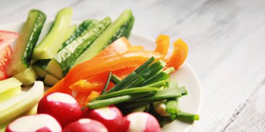 Beyaz tabak sebze vejetaryen salatası ile