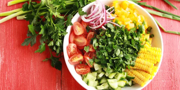 화이트 플레이트와 채식주의 대 한 샐러드 야채를 잘라. — 스톡 사진