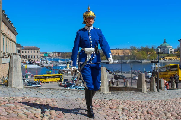 Estocolmo, Suécia - 1 de maio de 2019: Cerimônia da Guarda Real no Palácio Real de Estocolmo. Jovem guarda mulher antes da cerimônia em uniforme tradicional. Vista da cidade da primavera — Fotografia de Stock