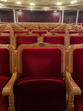 Lviv, Ukrayna - 22 Şubat 2020: Lviv Opera Binası. Lviv Tiyatrosu 'nda kırmızı kadife sandalyeler. Yakın çekim cep telefonu fotoğrafı.
