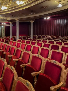 Lviv, Ukrayna - 22 Şubat 2020: Lviv Opera Binası. Lviv Opera ve Bale Tiyatrosu 'nda kırmızı kadife sandalyeler. Mobil fotoğraf