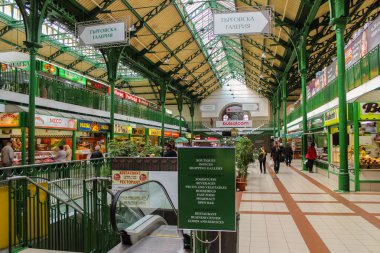 SOFIA, Bulgaristan - 26 Mart 2020: Tanımlanamayan kişiler Sofya 'nın Sofya' daki en eski kapalı pazar yerini ziyaret ettiler. Pazar tarihi 1911 yılına dayanıyor ve Sofya 'nın en önemli turizm merkezlerinden biri.