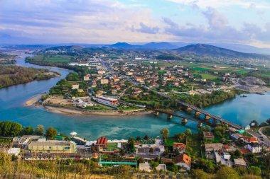 BAHCALLEK, SHKODER, ALBANIA - Eylül, Şkoder 'deki Rozafa Şatosu' ndan Bahcallek şehri manzarası. Kuş bakışı, arka plan olarak Lübnan doğası