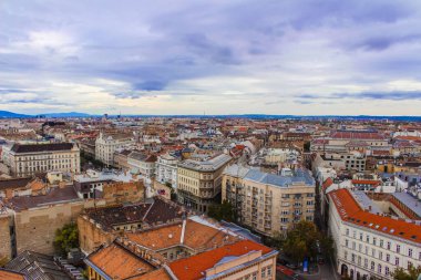 BUDAPEST, HUNGARY - 20 Mart 2020: Budapeşte 'deki tarihi binalara St. Stephen Bazilikası' nın tepesinden manzaralı modern manzara. Kuş bakışı