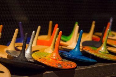 Renkli el yapımı ahşap oyuncaklara ön manzara - mandal kapaklar veya yaratıcı arka plan olarak girdaplar