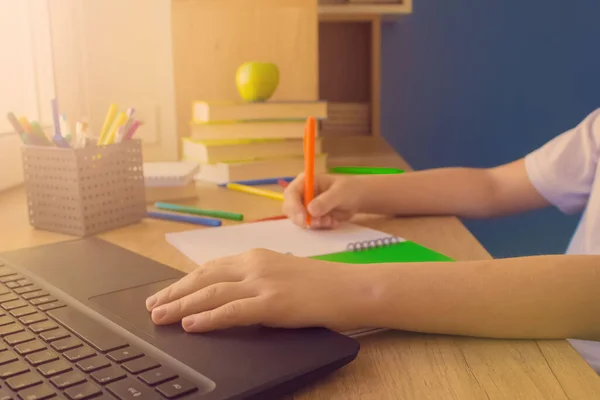 Hay Foto Niño Escribiendo Teclado Computadora Portátil Mientras Hace Tarea — Foto de Stock