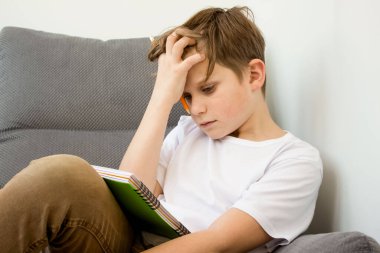 Tek kullanımlık koruyucu yüz maskesi takan çocuk pencerenin önündeki hastane ya da odanın içinde karantinasız bir hayatı özlüyor. Dışarıdaki sokağı gözlüyorum.