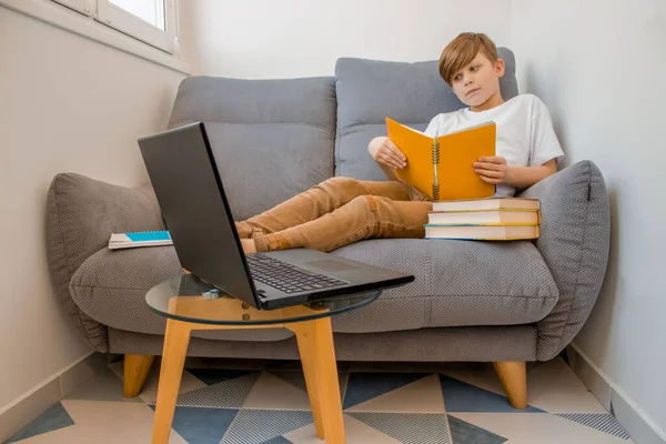 Close Van Een Jongetje Met Een Wegwerpmasker Een Kamer Ziekenhuis — Stockfoto