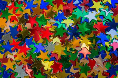 Fotokopi alanı ile ilgili yaratıcı tasarımın için en iyi arka plan olarak renkli yıldız şeklinde kıvılcımlar. Kutlama konsepti