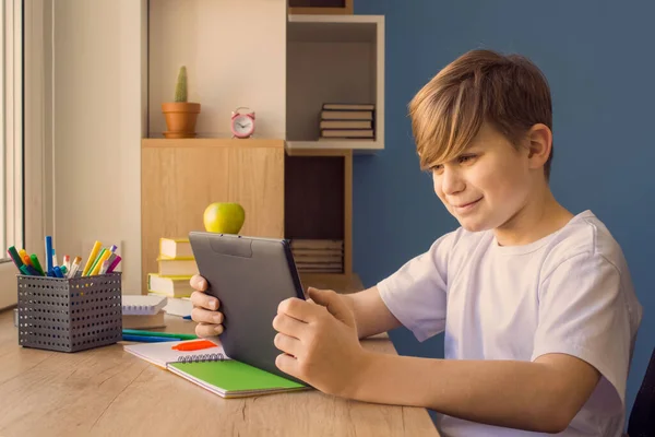 Niño Feliz Hablando Con Maestro Amigo Tableta Haciendo Los Deberes — Foto de Stock