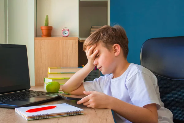 Niño Frustrado Cansado Hacer Tarea Estudiando Línea Casa Mesa Madera — Foto de Stock