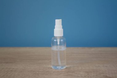 Mavi duvarda antiseptik sprey var. Temizlik ve dezenfekte aletleri, dezenfektan spreyi. Uzayı kopyala, maketle