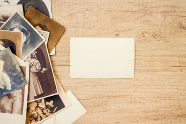 Benzersiz fotoğrafları ve orijinal boş fotoğraf çerçevesi olan en iyi klasik arka plan, ahşap yüzeydeki yaratıcı tasarımın için fotokopi alanı olan antika arkaplan.