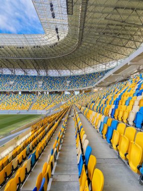 Lviv, Ukrayna - 1 Mart 2020: Arena Lviv Stadyumu, futbol stadyumu ve stadyum koltukları spor olmayan bir günde, mobil fotoğraf, dikey kompozisyon