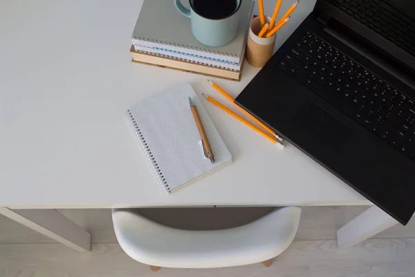 Elegante Oficina Casa Empresario Creativo Con Portátil Negro Espacio Trabajo — Foto de Stock