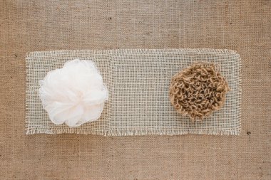 Bulaşık ya da ceset yıkamak için doğal el yapımı jüt bezi ve her zamanki polipropilen bez karşılaştırması. Sıfır atık. Çevre dostu hediye fikirleri. Boşluğu kopyala