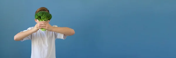 Баннер Мальчиком Играющим Свежей Брокколи Синем Модном Фоне Здоровое Вегетарианское — стоковое фото