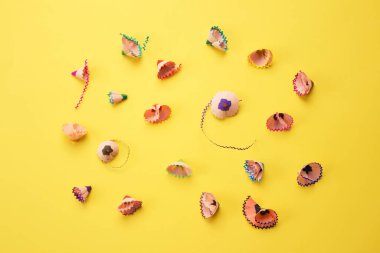 Yaratıcı arka plan olarak parlak sarı renkte renkli kalemler. Okul konseptine dönelim.