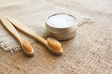 Kopya alanlı iki doğal bambu diş fırçası ve kaolin diş fırçası. Sürdürülebilir yaşam tarzı ve plastik içermeyen konsept, sıfır atık ev. Banyo gereksinimleri.