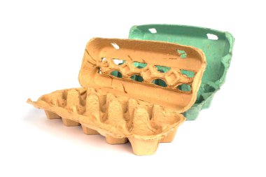 Biyolojik ayrıştırılabilir yumurta kutusunu kapatın. Yapraklar, yapraklar, yapraklar, scoblar gibi bileşik katkı maddeleri ile geri dönüştürülmüş kağıt yapın. Telif alanı olan beyaz arka planda izole edilmiş, taklit edilmiş. Alternatif ambalaj kavramı