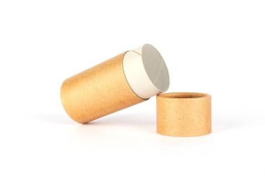 Alternatif ambalaj konsepti olarak biyolojik olarak ayrıştırılabilir kağıt tüp, beyaz arka planda izole edilmiş ambalaj için yeniden kullanılabilir karton kaplar. Model