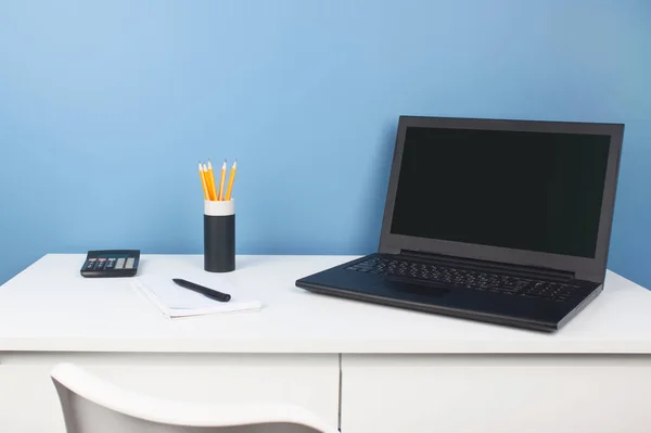 Home Office Creative Entrepreneur Black Laptop Empty White Chair Lunch — Stock Photo, Image