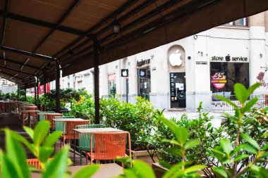 Lviv, Ukrayna - 17 Mayıs 2020: Şehir merkezinde açık terası olan restoran. Konsept yeniden açılıyor, Ukrayna 'da koronavirüs