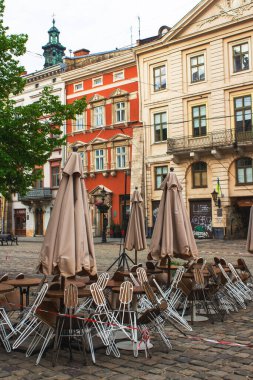 Lviv, Ukrayna - 17 Mayıs 2020 Grand Cafe Leopolis. Şehir merkezinde açık terası olan boş bir restoran. Konsept yeniden açılıyor, Ukrayna 'da koronavirüs. Dikey bileşim