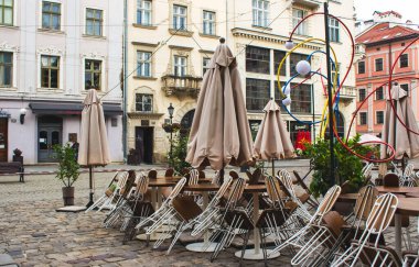 Lviv, Ukrayna - 17 Mayıs 2020 Grand Cafe Leopolis. Şehir merkezinde açık terası olan boş bir restoran. Konsept yeniden açılıyor, Ukrayna 'da koronavirüs.