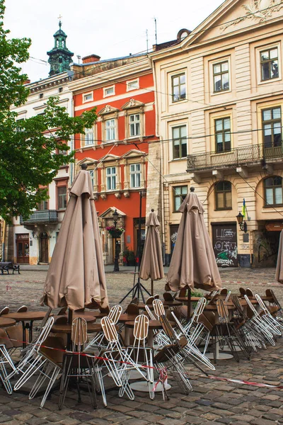 Lviv, Ukrayna - 17 Mayıs 2020 Grand Cafe Leopolis. Şehir merkezinde açık terası olan boş bir restoran. Konsept yeniden açılıyor, Ukrayna 'da koronavirüs. Dikey bileşim